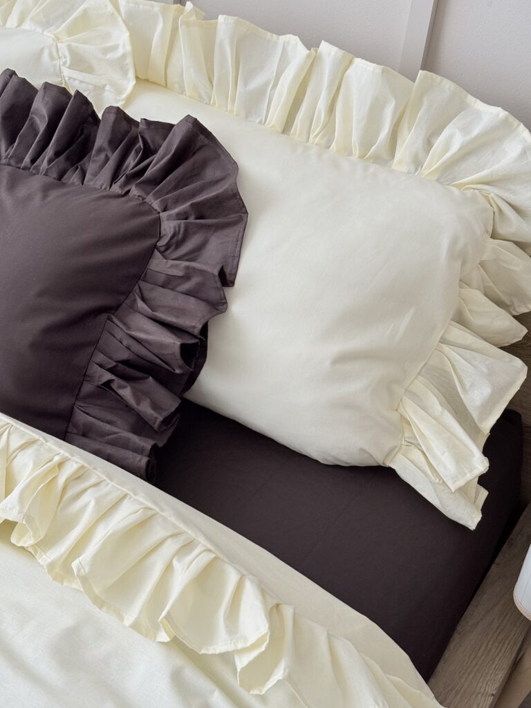 Zbliżenie na detale: falbanka 15 cm i ukryty zamek w pościel bawełniana na wymiar z falbanką