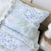 Elegancka wypustka ecru w pościeli w kwiaty hortensji