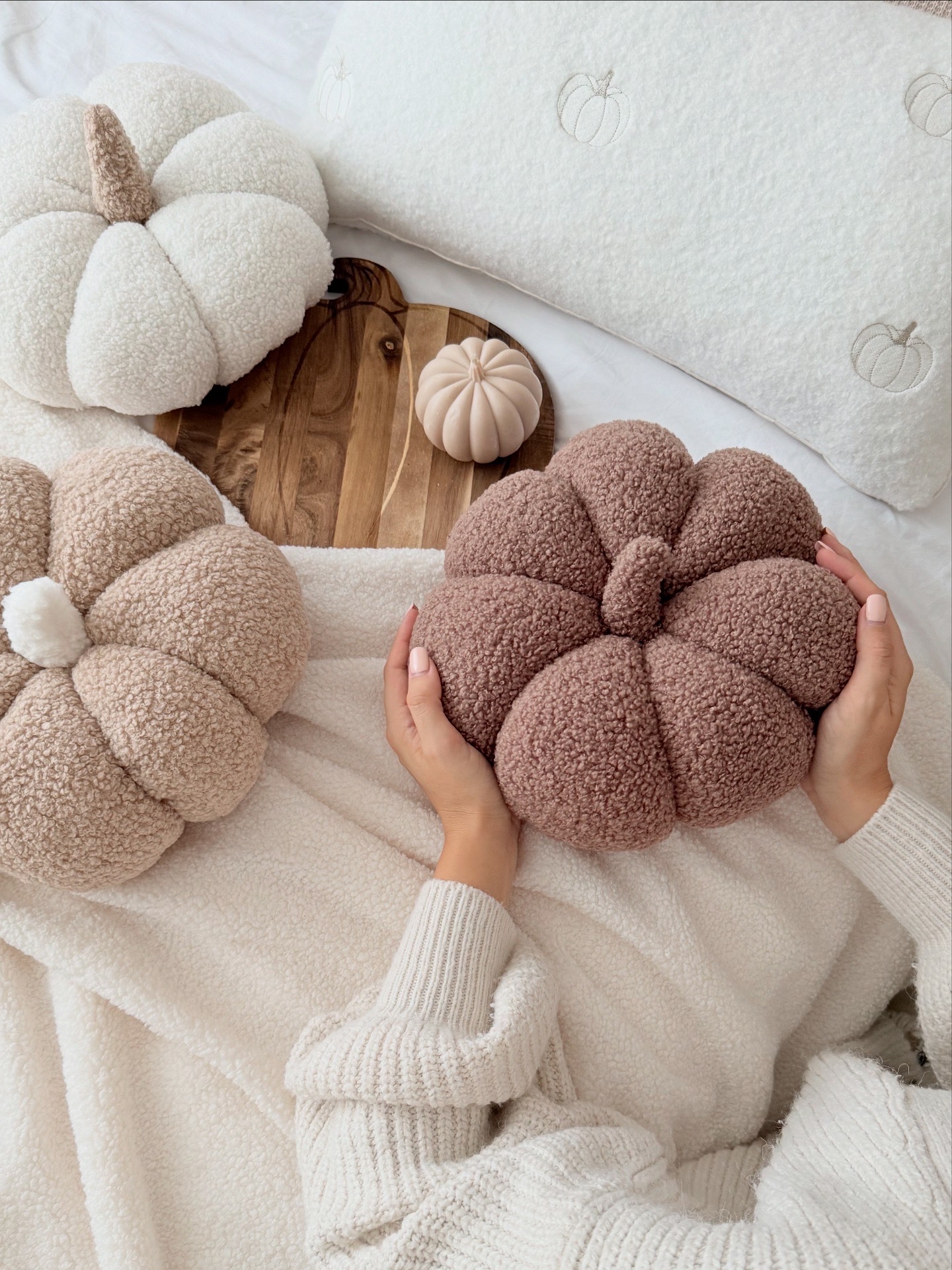 Poduszka dynia boucle 30 cm – kolor czekolada